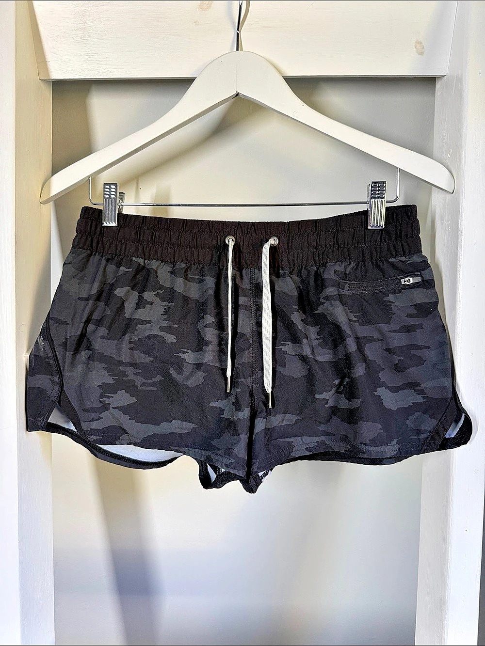 Vuori W3004 Camo Athletic Shorts Black & Gray Medium